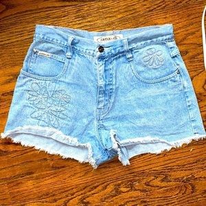 VINTAGE! 90’s RARE Embroidered Jean Shorts | Size 7 | Flower detail | Denim |